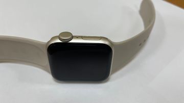 01-200636709: Apple watch se 2 gps 40mm starlight aluminium case with starlight sport band m/l