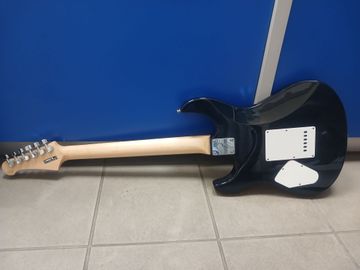 01-200751006: Yamaha pacifica 212v qm