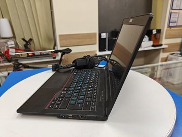 Б/в Ноутбук Fujitsu 12/core i3 8145u ddr4/8gb ddr4/hdd *відсутній/ssd 240 gb/*інтегрована 01-200803620
