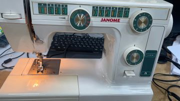 Б/в Швейна машина Janome le22 01-200785281