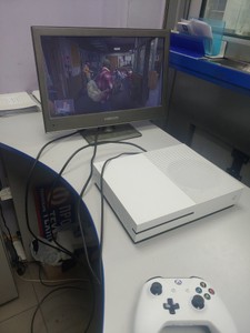 Б/у Игровая приставка Microsoft xbox one s 1tb 01-200925569