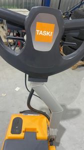 Б/у Підлогомиюча акумуляторна машина Taski swingo 350 01-200749704