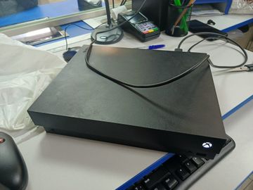 01-200758026: Microsoft xbox one x 1tb