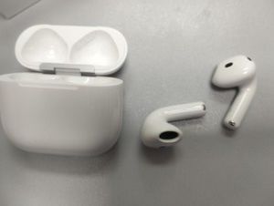 Б/в Навушники Apple airpods 4 with active noise cancellation 01-201002281