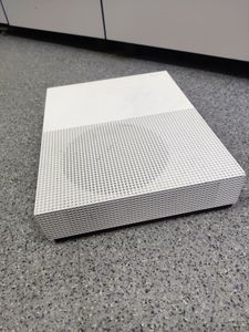 01-200582156: Microsoft xbox one s 1tb