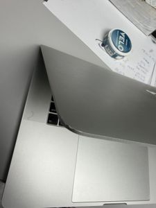 01-200778689: Apple macbook pro/a1990/ core i7 2,6ghz/ ram16gb/ ssd256gb/ amd pro 555x 4gb/ retina, touch bar