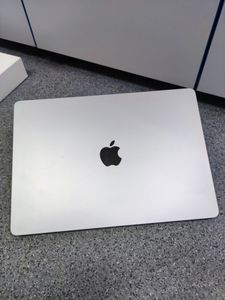 01-200605038: Apple macbook air 15" m3 2024