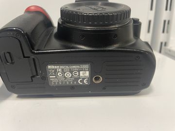 01-200560595: Nikon d3000 body