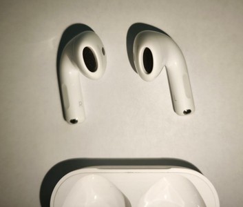 Б/в Навушники Apple airpods 4 with active noise cancellation 01-200975619