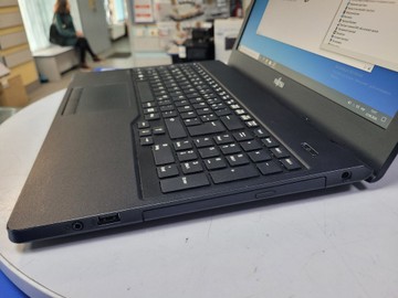 Б/в Ноутбук Fujitsu 15/core i5 7200u ddr3/4gb ddr3/ssd 120 gb/*інтегрована 01-200927214