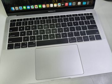 Б/в Ноутбук Apple macbook air a1932 13,3`` core i5 1,6ghz/ram8gb/ssd256gb/intel uhd graphics 617 01-200888398