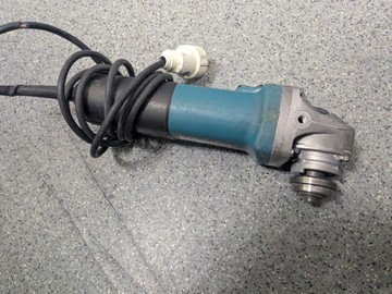 Б/у Угловая шлифмашина Makita 9558hn 01-200938805