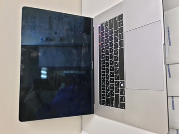 Б/в Ноутбук Apple macbook pro a1990 екр 15.4"/ core i7 2,2ghz/ ram16gb/ ssd256gb/ hd630 01-200923136