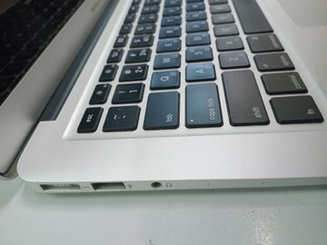 Б/в Ноутбук Apple macbook air 2015 a1466 13,3" core i5 1.6ghz/ram4gb/ssd128gb/intel hd graphics 6000 01-200939781