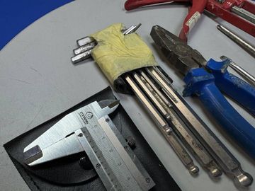 01-200330719: Без Виробника (2 викрутки+2 рулетки+плоскогубці+набір шестигранників+пістолет для клея)