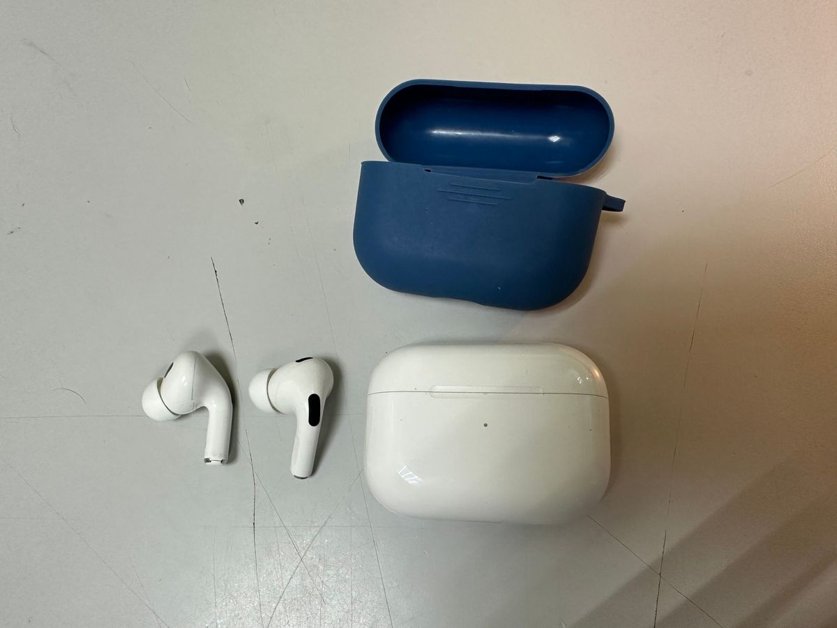 airpods pro 2nd generation with magsafe charging case usb-c