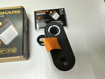 Б/в Повербанк Fiskars bt12 12v 4ah 44.4wh 01-201028559