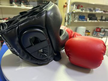 Б/у Набір для боксу Без Виробника шолом та перчатки 01-200835505