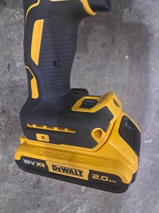 Б/в Шурупокрут Dewalt dcd996 1акб 2ah зп 01-201102954