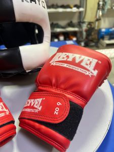 Б/у Набір для боксу Без Виробника шолом та перчатки 01-200835505