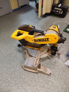 Б/в Пила торцева Dewalt dw706-qs 01-200872360