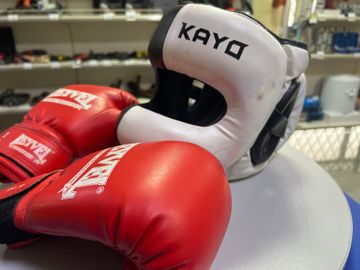 Б/у Набір для боксу Без Виробника шолом та перчатки 01-200835505