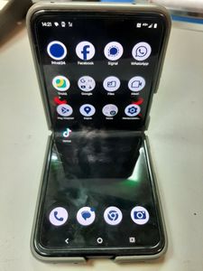 Б/у Мобільний телефон Motorola razr 50 8/256gb 01-200922726