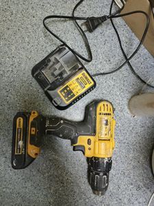 Б/в Шурупокрут Dewalt dcd771 1акб 1.3ah зп 01-200887902