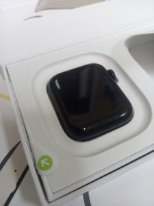 Б/в Смарт-годинник Apple watch se 2 gps 40mm aluminum case with sport 01-200897705