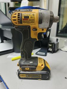 Б/в Шурупокрут Dewalt dcf885 1акб 1.5ah зп 01-200887901