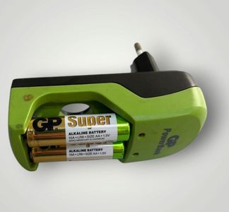 Б/в Зарядний пристрій для батарейок Gp без моделі 01-200531311