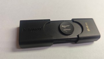 Б/в Флешка Kingston 64 gb 01-200940593