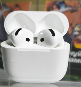 Б/в Навушники Apple airpods 4 with active noise cancellation 01-201092264