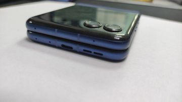 Б/в Мобільний телефон Motorola razr 60 8/256gb 01-200897830