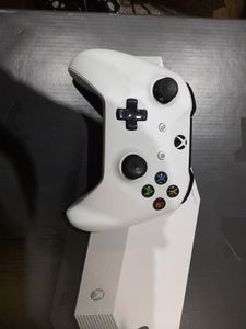 01-200600700: Microsoft xbox one x 1tb