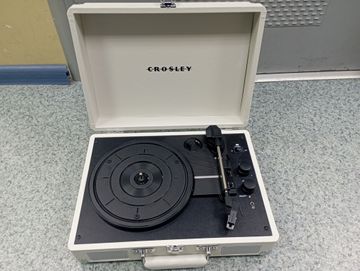 01-200795570: Crosley cruiser deluxe cr8005