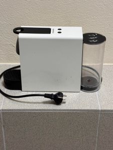 01-200779136: Krups nespresso essenza mini xn110b