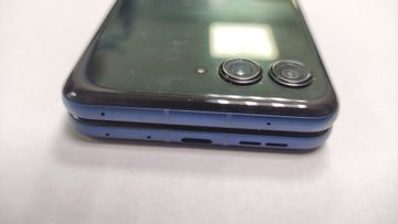 Б/в Мобільний телефон Motorola razr 60 8/256gb 01-200897830