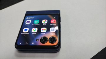 Б/в Мобільний телефон Motorola razr 60 8/256gb 01-200897830