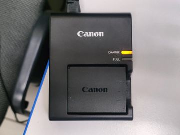 Б/у Фотоаппарат Canon eos 2000d / ef-s 18-55mm f/3.5-5.6 is ii 01-200907855