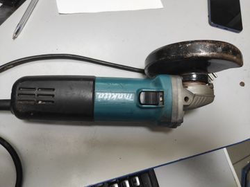 Б/у Угловая шлифмашина Makita 9558hn 01-200920419
