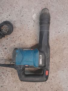 01-200409986: Makita hr4002