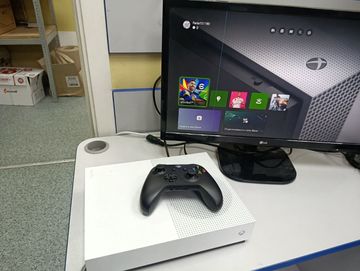 Б/у Игровая приставка Microsoft xbox one s 1tb 01-200830911
