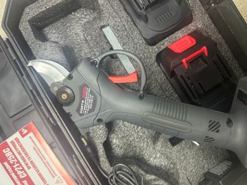 Б/у Аккумуляторные садовые ножницы Forte cp21-25bc 2акб зп 01-200919412