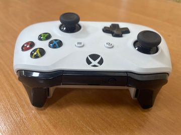 01-200534215: Microsoft xbox one s 1tb